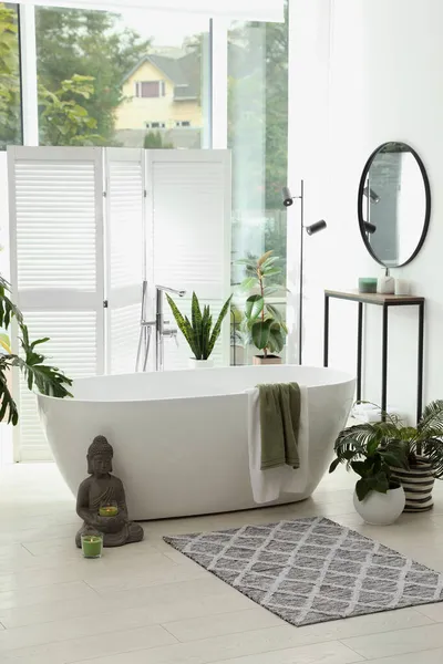 Elegante Baño Interior Con Bañera Moderna Ventana Hermosas Plantas Interior —  Fotos de Stock