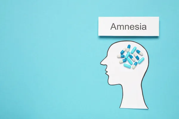 Recorte Cabeza Humana Con Pastillas Como Cerebro Palabra Amnesia Sobre — Foto de Stock