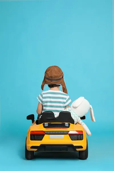 Симпатичний Маленький Хлопчик Іграшковим Кроликом Кермом Дитячої Машини Світло Блакитному — стокове фото