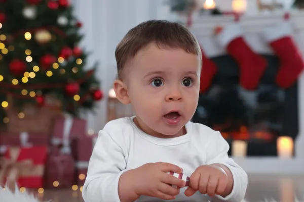Портрет Милої Дитини Іграшкою Кімнаті Прикрашеної Різдво — стокове фото