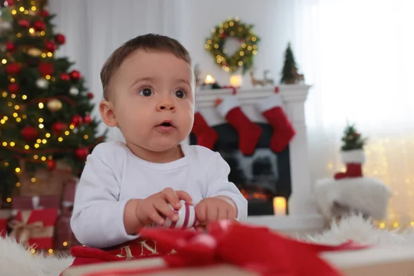 Porträt Eines Süßen Babys Mit Spielzeug Weihnachtlich Dekorierten Zimmer — Stockfoto