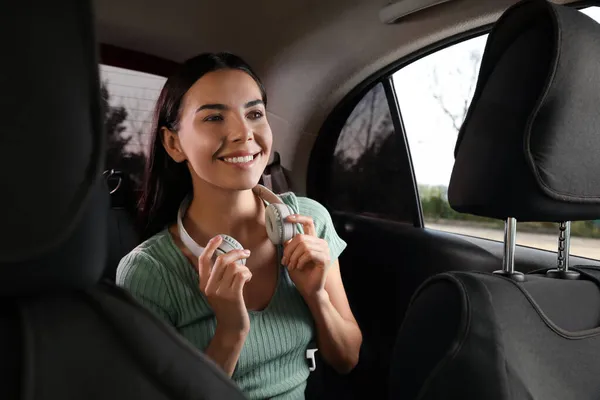 Mujer Joven Con Auriculares Taxi Moderno — Foto de Stock