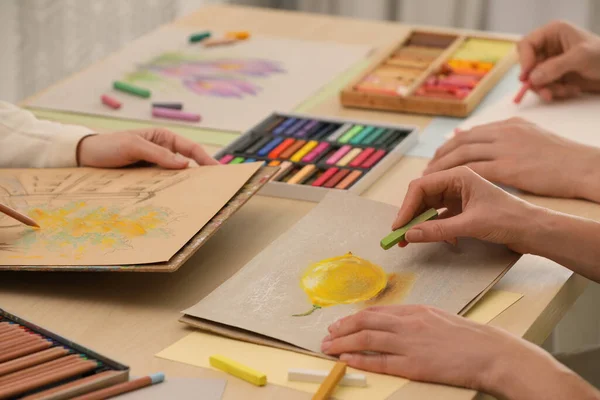 Kunstenaars Tekening Met Zachte Pastels Potloden Aan Tafel Close — Stockfoto