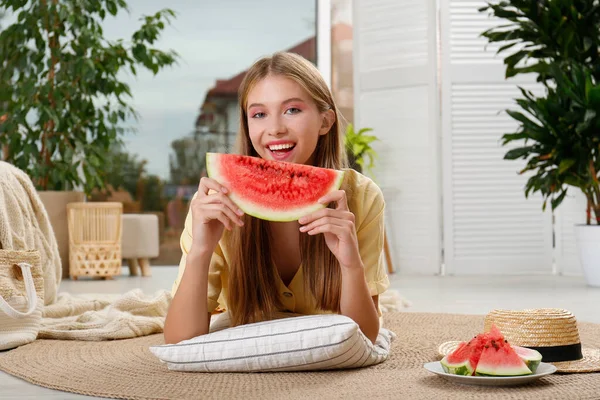 Mooi Tiener Meisje Met Slice Van Watermeloen Thuis — Stockfoto