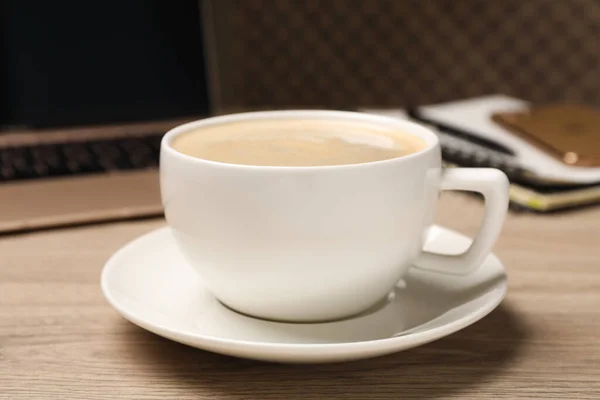 Kaffeepause Arbeitsplatz Becher Heißgetränk Auf Holztisch — Stockfoto
