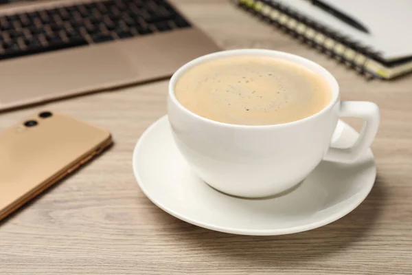 職場でコーヒーブレイク 木製のテーブルの上に熱い飲み物のカップ — ストック写真