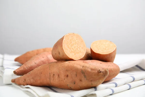 Batatas Doces Maduras Inteiras Cortadas Toalha Cozinha — Fotografia de Stock