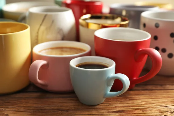 Viele Tassen Mit Verschiedenen Kaffees Auf Holztisch — Stockfoto