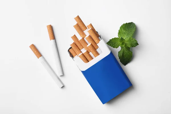 Sigarette Mentolo Menta Sfondo Bianco Posa Piatta — Foto Stock