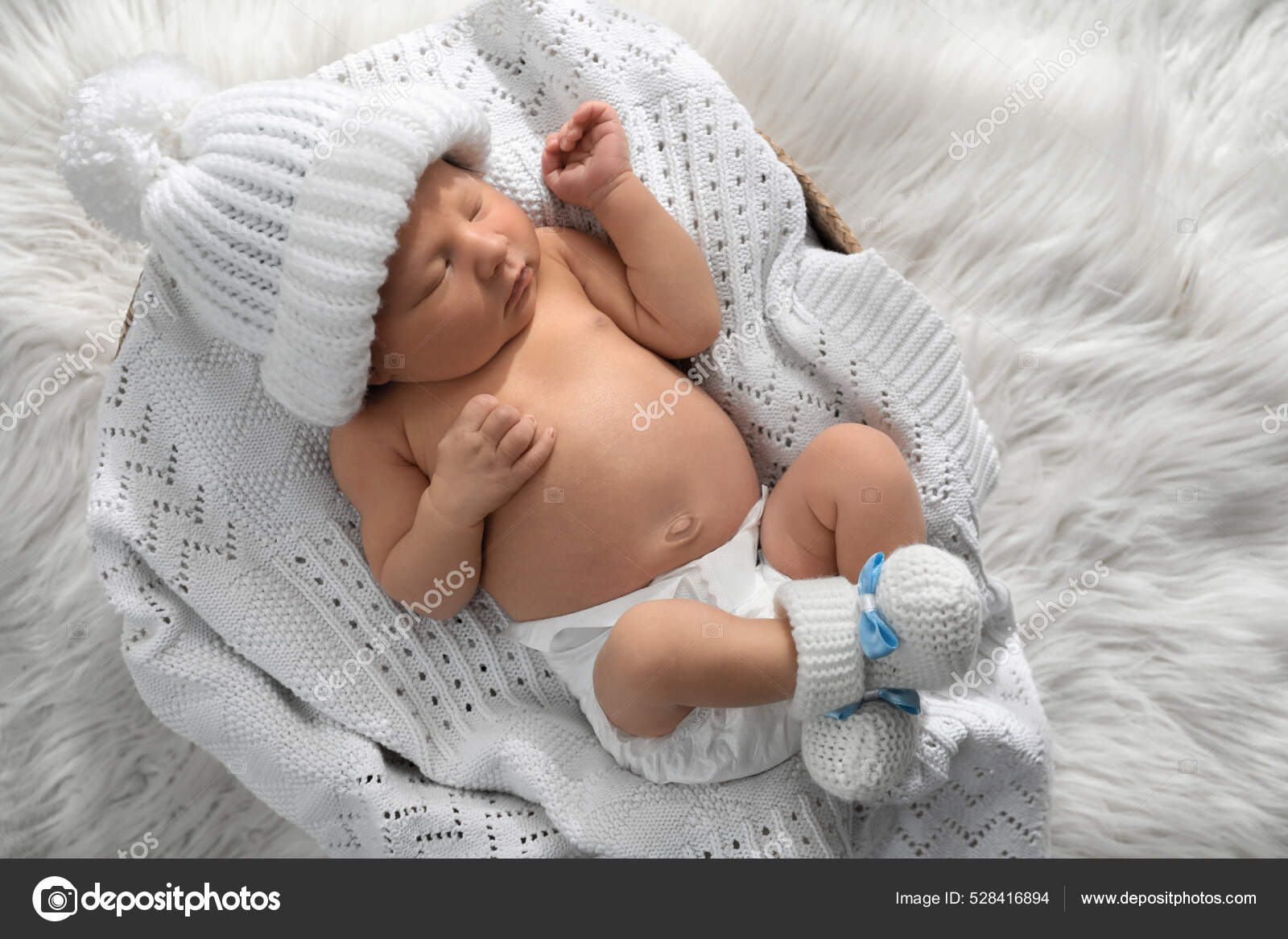Lindo Recién Nacido Sombrero Calcetines Durmiendo Manta Punto: fotografía de stock © NewAfrica #528416894 |