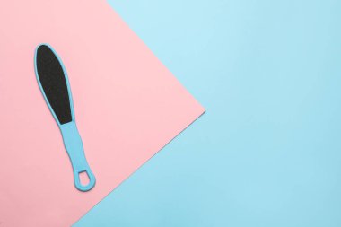 Renk arkaplanı ile ayak dosyası, metin için boşluk ile üst görünüm. Pedikür aracı