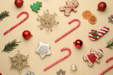 Tatlı bastonlu düz kompozisyon ve bej arka planda Noel dekoru.