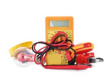 Beyaz arkaplanda elektrikçi aletleri ve aksesuarları