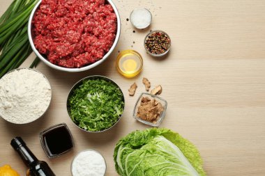 Ahşap masa üzerinde gyoza malzemeleri ile düz kompozisyon, metin için boşluk