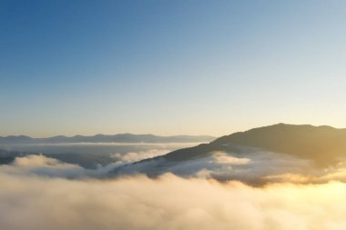 Dağlarda kalın bir sis bulunan güzel bir manzara. Drone fotoğrafçılığı