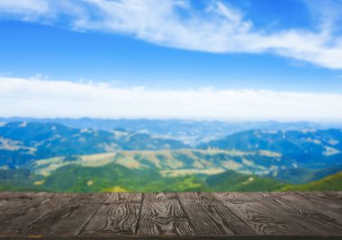 Boş ahşap yüzey ve güneşli bir günde güzel dağ manzarası. Tasarım için boşluk