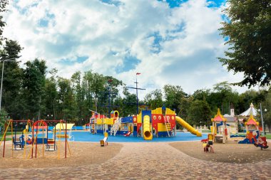 Sonbahar günü çocuk parkı manzarası
