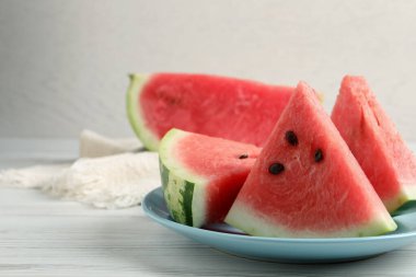 Beyaz ahşap masada lezzetli taze karpuz dilimleri