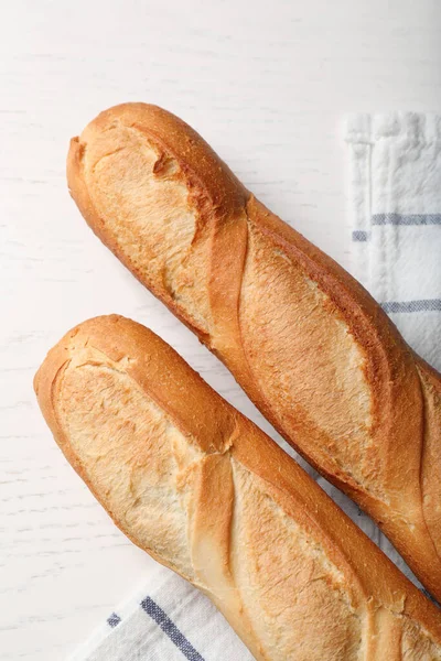 Lekkere Stokbrood Witte Houten Tafel Plat Gelegd — Stockfoto