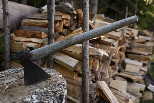丸太杭の近くに木製のハンドルを持つ斧 — ストック写真