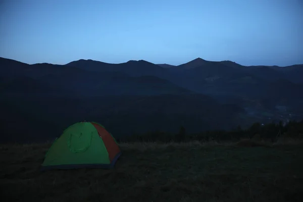 Tenda Campeggio Sul Pendio Della Montagna Mattino — Foto Stock
