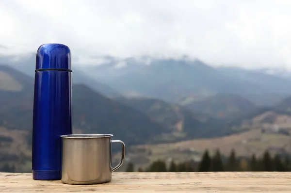 Termo Azul Taza Metal Mesa Madera Contra Paisaje Montaña Espacio — Foto de Stock