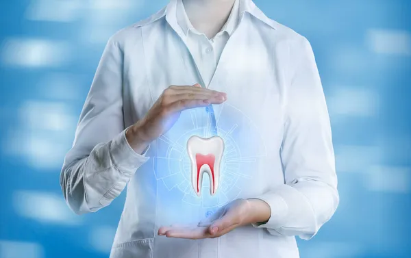 Dentysta Pokazuje Wirtualny Model Zęba Jasnoniebieskim Tle Zbliżenie — Zdjęcie stockowe