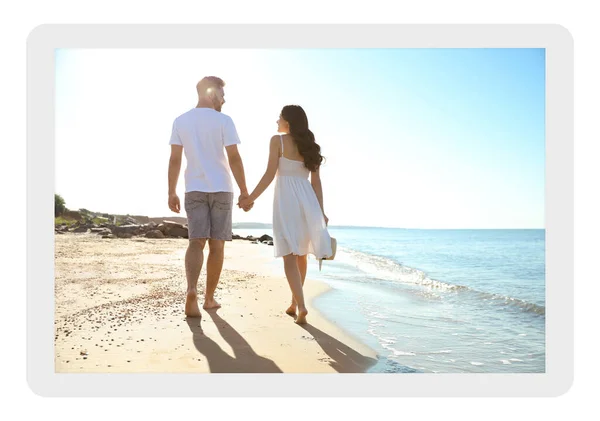 紙の写真 海の近くのビーチを歩く幸せな若いカップル — ストック写真