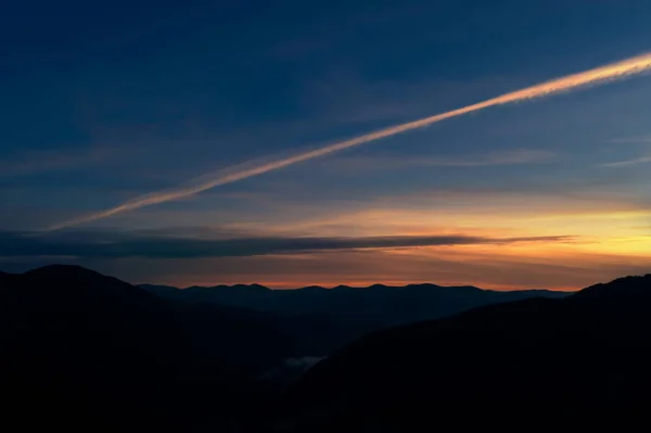 Silhueta Paisagem Montanhosa Pôr Sol Fotografia Drones — Fotografia de Stock