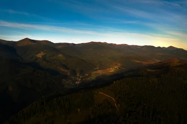 Malowniczy Widok Krajobraz Górski Lasem Słoneczny Dzień Zdjęcia Dronów — Zdjęcie stockowe