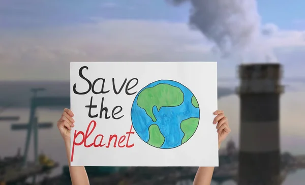 Protestocu Elinde Gezegeni Kurtarın Yazılı Bir Pankart Arka Planda Endüstriyel — Stok fotoğraf