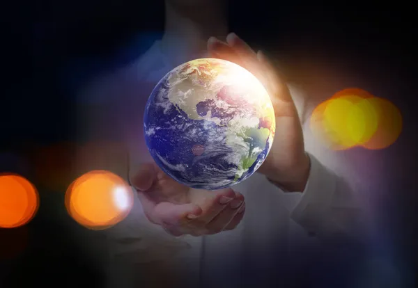 Världen Våra Händer Kvinna Som Innehar Digital Modell Jorden Närbild — Stockfoto