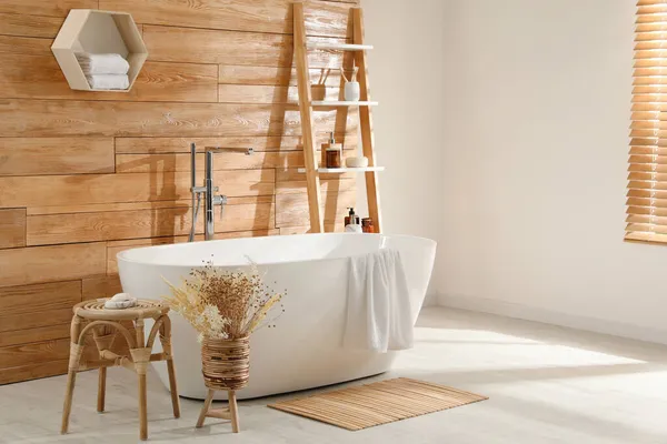 Interior Del Baño Con Bañera Blanca Decoración Cerca Pared Madera — Foto de Stock