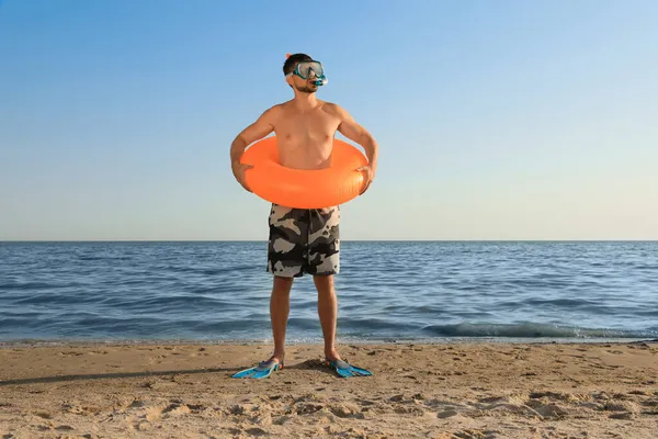 Homem Com Nadadeiras Anel Inflável Óculos Praia Mar — Fotografia de Stock