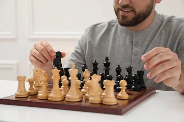 Мужчина Играет Шахматы Белым Столом Помещении Крупным Планом — стоковое фото