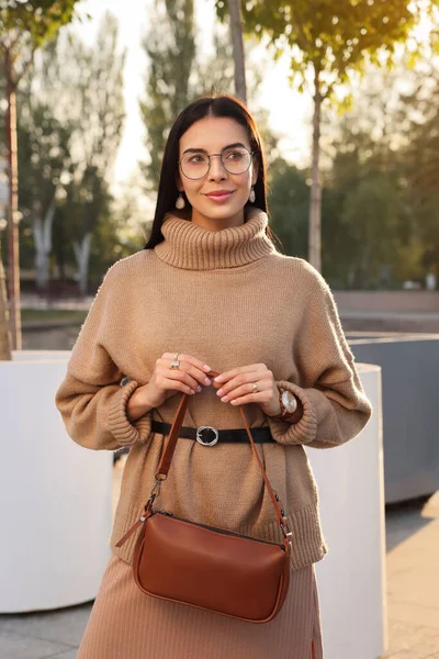 Mujer Joven Moda Con Bolso Elegante Calle Ciudad —  Fotos de Stock