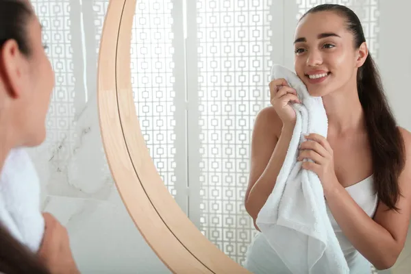 Mooie Jonge Vrouw Vegen Gezicht Met Handdoek Buurt Spiegel Badkamer — Stockfoto