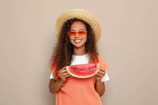 Mooie Jonge Afro Amerikaanse Vrouw Met Plak Watermeloen Beige Achtergrond — Stockfoto