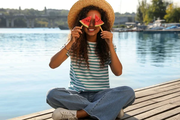 Mooie Jonge Afro Amerikaanse Vrouw Met Stukjes Watermeloen Houten Pier — Stockfoto