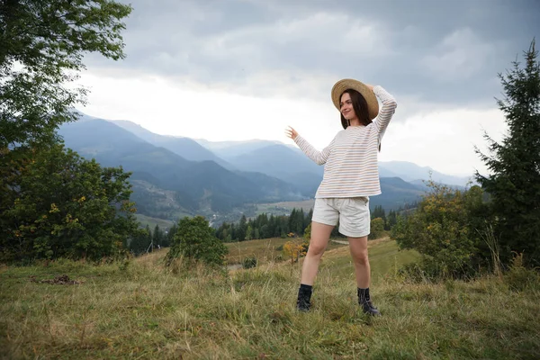 Mladá Žena Užívá Svůj Čas Horách Mezera Pro Text — Stock fotografie