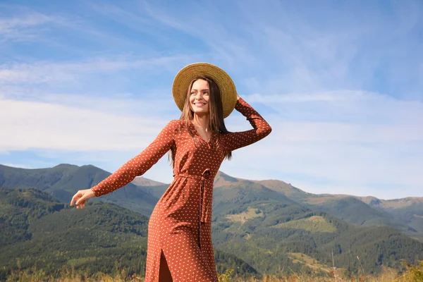 Mladá Žena Slamákem Kráčející Krásných Horách Slunný Den — Stock fotografie