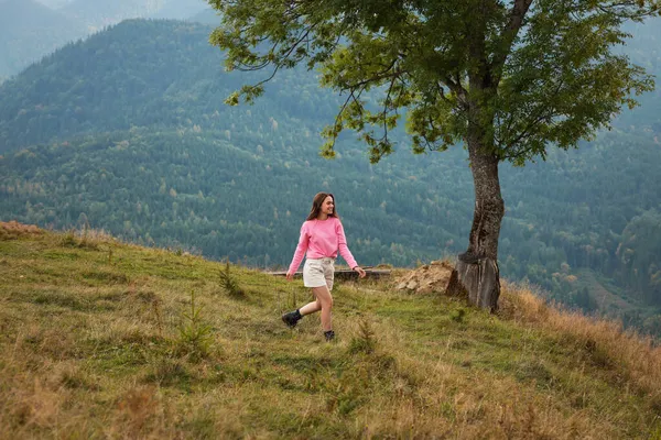 Jovem Mulher Desfrutando Seu Tempo Nas Montanhas — Fotografia de Stock