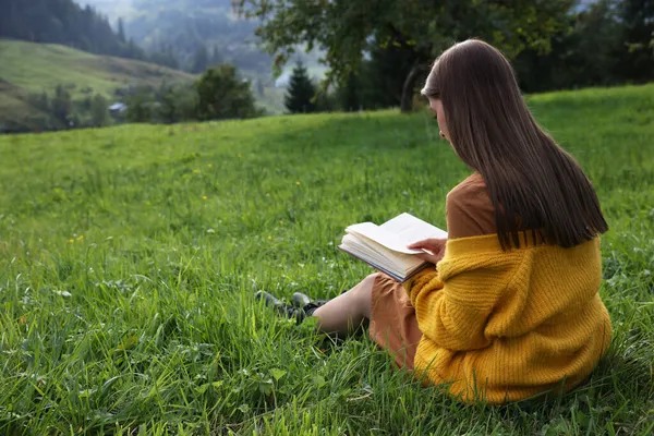 Молода Жінка Читає Книгу Зеленому Лузі Вид Ззаду — стокове фото