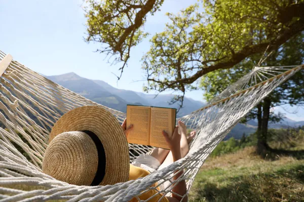 Jonge Vrouw Lezen Boek Hangmat Buiten Zonnige Dag — Stockfoto