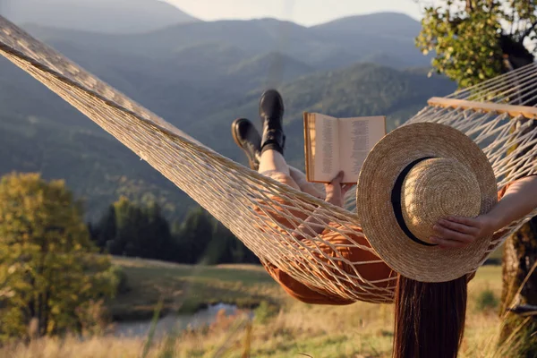 Giovane Donna Che Legge Libro Amaca All Aperto Tramonto — Foto Stock