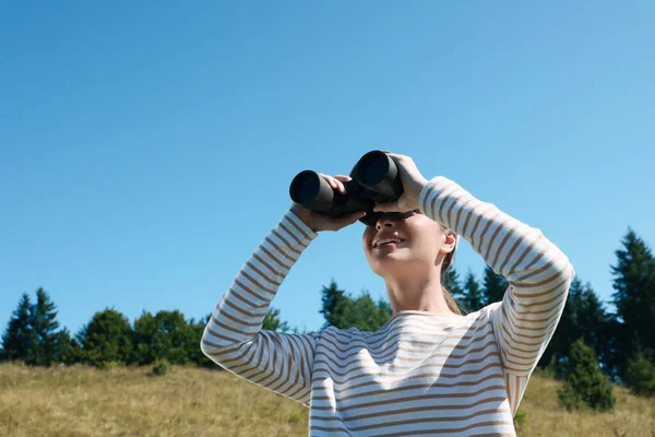 Mujer Mirando Través Prismáticos Aire Libre Día Soleado —  Fotos de Stock