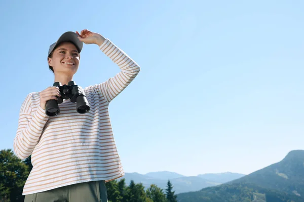 Frau Mit Fernglas Den Bergen Sonnigen Tagen Blick Aus Dem — Stockfoto