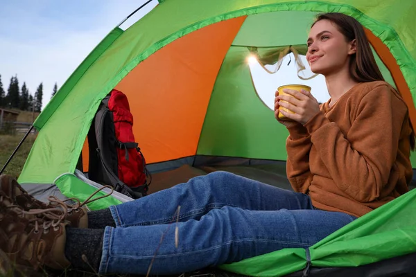 Giovane Donna Con Tazza Bevanda Tenda Campeggio All Aperto — Foto Stock