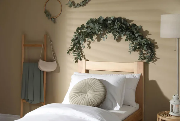 Stilvolles Schlafzimmer Mit Schönem Eukalyptuskranz — Stockfoto