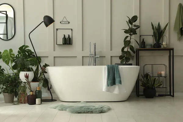 Elegante Baño Interior Con Bañera Moderna Hermosas Plantas Interior Diseño — Foto de Stock